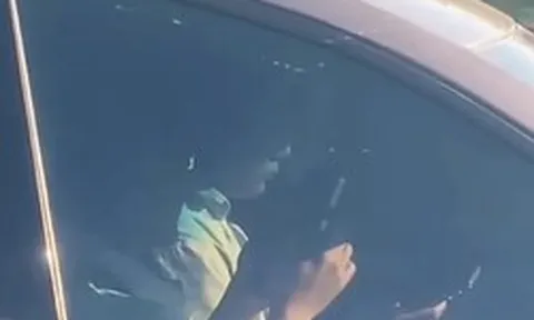 CSGT hoá trang, ghi hình tài xế ô tô dùng điện thoại khi lái xe