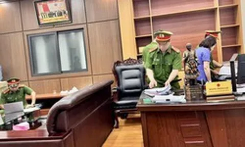 Hình ảnh khám xét, bắt giữ nguyên Phó Chủ tịch TP trước đây liên quan nhóm “xã hội đen”