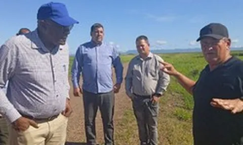 Cứ thứ Hai hàng tuần, nhiều người VN và nông dân Cuba cùng nhau làm 1 việc ý nghĩa trước khi ra cánh đồng