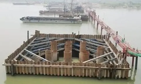 Cận cảnh cọc khoan nhồi cầu Hồng Hà dài 11 mét trên sông Hồng