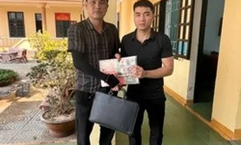 Đang chạy bộ nhặt được cặp màu đen, thứ bên trong khiến thanh niên SN 1996 giật mình, lập tức mang đến công an