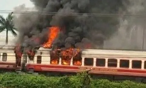 Tàu hỏa chở khách tuyến Hà Nội - Hải Phòng đang chạy bất ngờ bốc cháy dữ dội