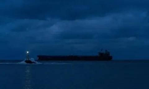 Trong đêm tối ngoài khơi vịnh Ba Tư, 4 triệu thùng dầu Iran đột nhiên 'biến mất khỏi hệ thống theo dõi', vượt qua vòng vây Mỹ - chuyện gì đang xảy ra?