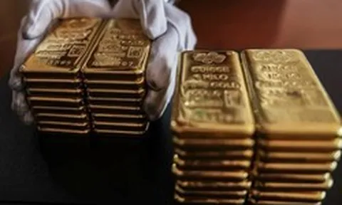 Quỹ vàng khổng lồ không ngừng “xả” hàng khi giá trượt dài