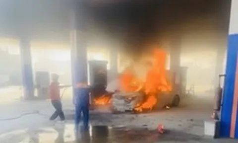 Ô tô bốc cháy ngùn ngụt khi đang đổ xăng, 2 người tử vong