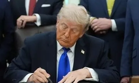 Tổng thống Mỹ Trump bất ngờ áp thuế 25% với xe hơi và xe tải từ Liên minh châu Âu