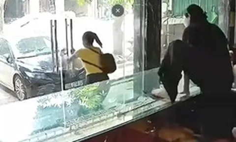 Hình ảnh chủ tiệm nhảy qua tủ kính vẫn không bắt được người phụ nữ cướp vàng Nguyễn Thị Mỹ Linh