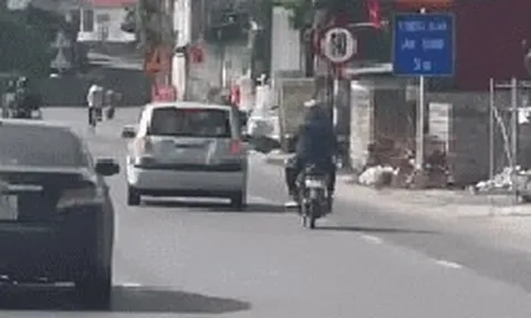 Ô tô chèn ngã người đi xe máy trên quốc lộ, tài xế nói do cãi nhau với mẹ
