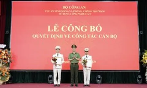 Về Bộ Công an, Chủ tịch và Tổng Giám đốc FPT Telecom được phong cấp thượng tá