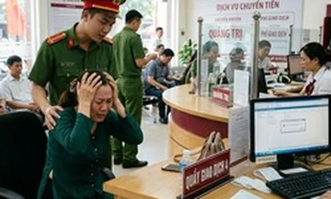 Sơ suất khi chuyển tiền, người phụ nữ gửi nhầm 300 triệu đồng