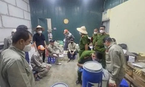 Thi hành Lệnh khám xét khẩn cấp nơi làm việc của chủ xưởng Nguyễn Thanh Bình SN 1967