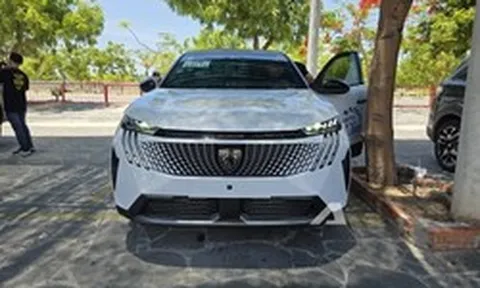 Ảnh thực tế Peugeot 3008 đời mới tại Việt Nam: Dáng coupe sành điệu, màn cong siêu dài, chờ giá để cạnh tranh CX-5, Tucson