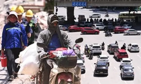 Hà Nội ghi nhận mức nhiệt cao nhất cả nước: Trung tâm Thủ đô nóng ngột ngạt khó thở, người dân vật vã giữa “chảo lửa” 38,7 độ C