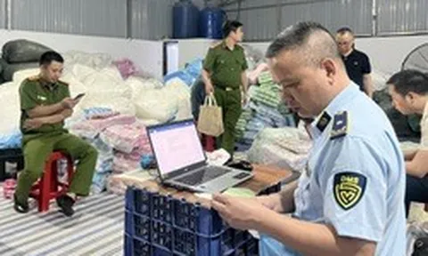 Khám xét, bắt tạm giam nữ chủ xưởng sản xuất băng vệ sinh giả