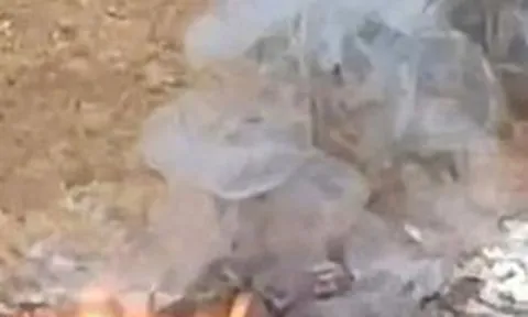 VIDEO: Đám cháy liên tục xuất hiện trên nền bê-tông vào thời điểm nắng nóng