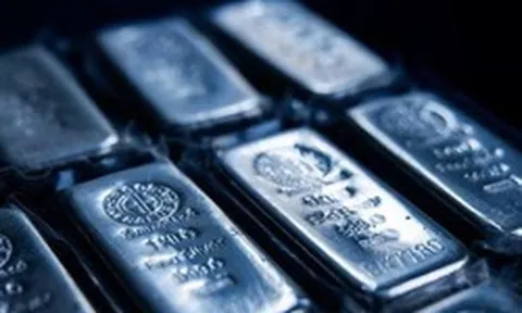 Quỹ bạc lớn nhất thế giới bất ngờ gom hơn 80 tấn trong một ngày