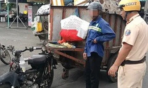Nhiều xe máy kéo theo thùng chở rác bị CSGT TPHCM xử lý