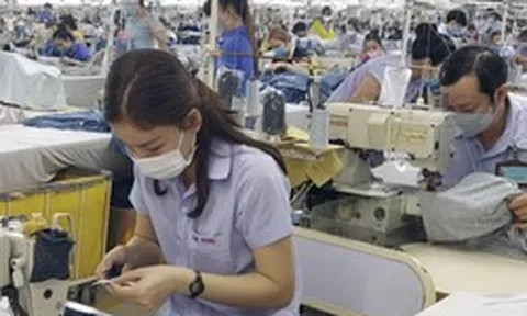NÓNG: Công đoàn đề xuất 2 phương án tăng lương tối thiểu vùng từ ngày 1-1-2027