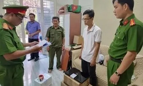 Công an ập vào khám xét nơi ở, nơi làm việc, bắt tạm giam quản lý Trần Minh Duy SN 1990