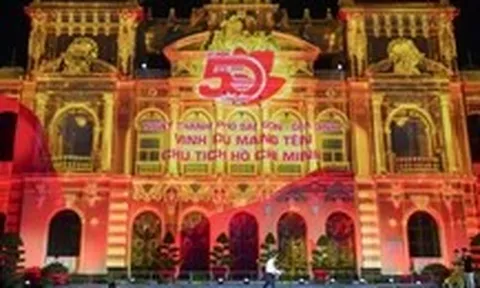 Hàng ngàn người mãn nhãn với đêm trình diễn 3D mapping mừng 50 năm thành phố mang tên Bác