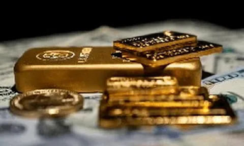 Giá vàng giảm mạnh, quỹ khổng lồ quay đầu "xả" hàng tấn vàng