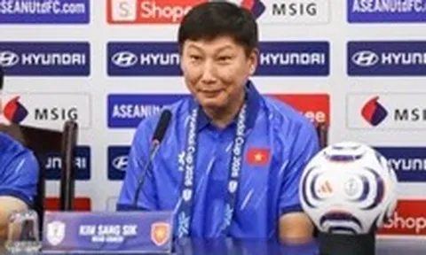 HLV Kim Sang Sik: 'Nếu vô địch, tôi muốn được nhảy ăn mừng cùng Đình Bắc'
