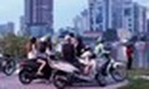 Người dân TPHCM đổ về Bến Bạch Đằng, trầm trồ trước cảnh tượng chưa từng thấy