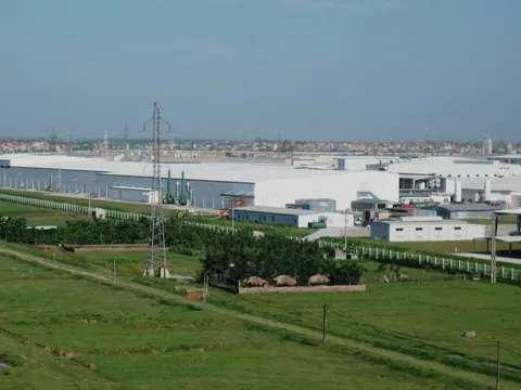 Nhà đầu tư giữ chặt đất “chờ thời”