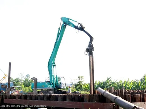 Tháo dỡ đập tạm ngăn mặn Cái Cỏ để lấy nước, giảm nguy cơ gây ngập úng