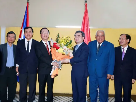 Trao tặng Huân chương Hữu nghị của Nhà nước Cuba cho nguyên Bộ trưởng Phạm Hồng Hà