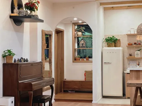 Căn chung cư có mái hiên lợp lá cọ