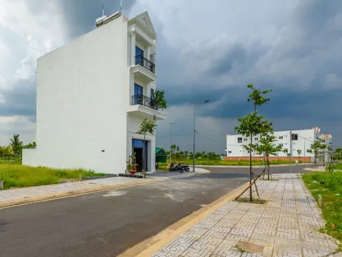 Nhà ống làm thông tầng xuyên mái