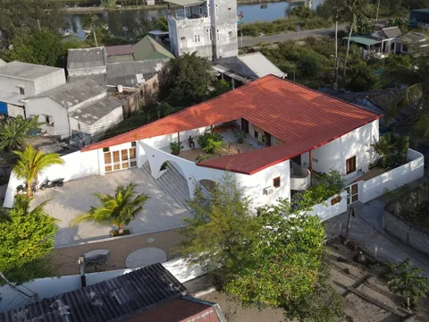 Ngôi nhà như dải lụa trong gió