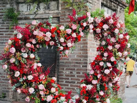 Những 'trái tim' bằng hoa quanh hồ Gươm hút giới trẻ check-in