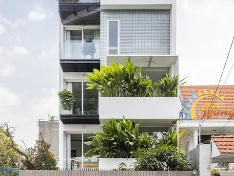 Căn nhà có bồn tắm giữa ban công