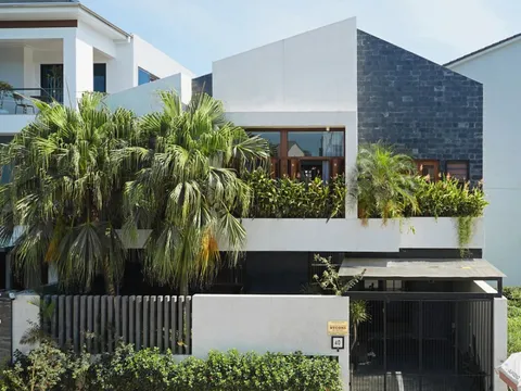 Ngôi nhà ngắm từ bình minh tới hoàng hôn qua giếng trời