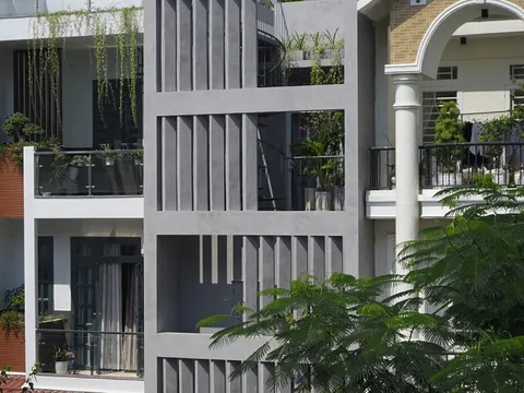 Căn nhà hứng nắng mưa giữa lòng