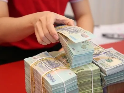 Lãi suất gửi tiết kiệm chạm đáy?