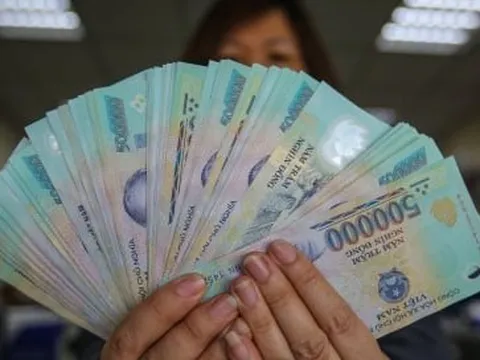 Rút tiền từ ngân hàng, có được yêu cầu mệnh giá?