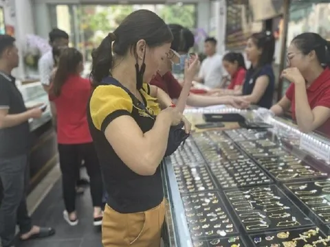 Thị trường vàng biến động, chuyên gia khuyến cáo không nên đầu tư "tất tay"