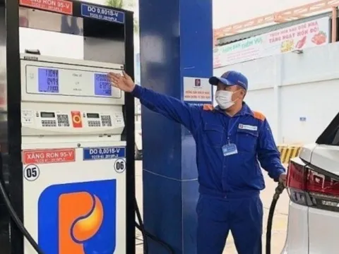 Giá xăng điều chỉnh sớm, có thể vượt 25.000 đồng/lít?