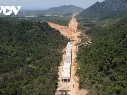Tháo gỡ khó khăn, rút ngắn tiến độ các dự án cao tốc qua tỉnh Khánh Hòa