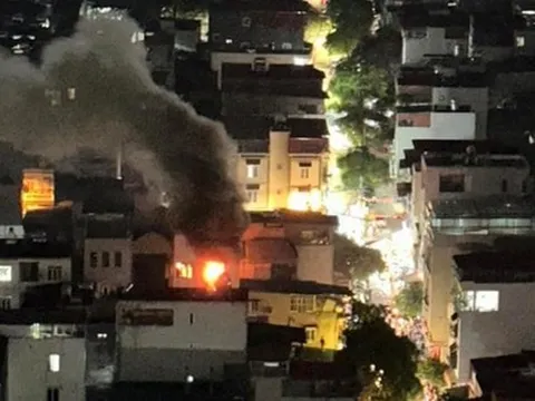 Hà Nội: Cháy nhà 3 tầng trong ngõ Vũ Tông Phan, cảnh sát nỗ lực dập lửa