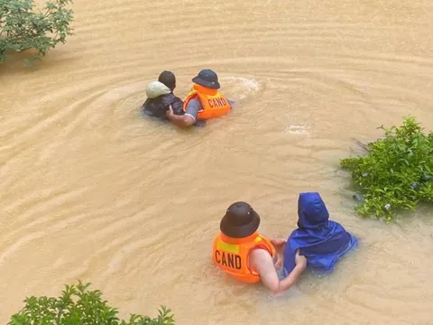 Gian nan hành trình 'cõng' nhu yếu phẩm đến vùng lũ quét, sạt lở: Vì cứu dân luôn là ưu tiên cao nhất