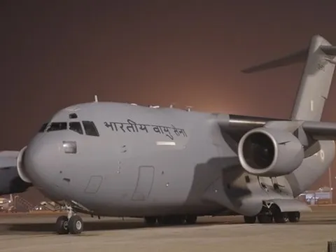 VIDEO: Các chuyến bay "ngựa thồ" C-17 chở hàng cứu trợ quốc tế đáp xuống Nội Bài