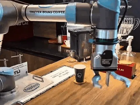 Lần đầu tiên: Quán cà phê Hà Nội dùng robot pha chế, viết thư pháp, chụp ảnh đẹp như nhiếp ảnh gia