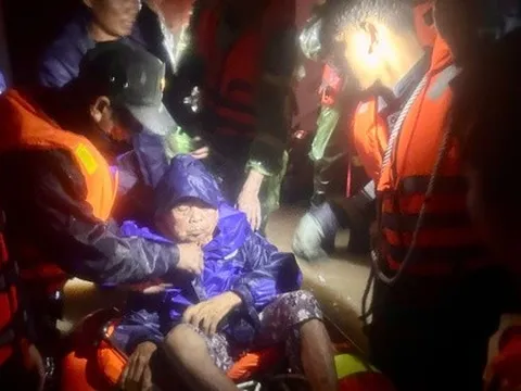 Khánh Hoà: Nhói lòng những lời kêu cứu trong đêm lũ