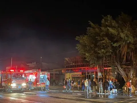 NÓNG: Cháy nhà giữa đêm khuya, 4 người trong gia đình tử vong