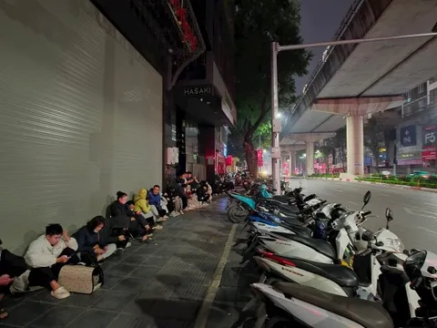 Người dân đổ xô xếp hàng đợi mua từ 21h ngày 1/2, giá bạc hôm nay thế nào?