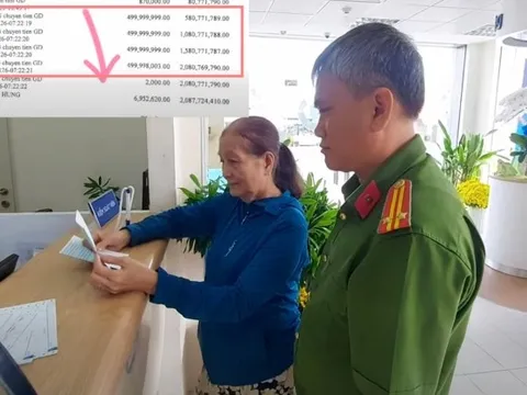 Tài khoản ACB liên tiếp nhận 4 giao dịch với tổng số tiền 2 tỷ đồng trong 1 phút, cụ bà 70 tuổi lập tức báo công an